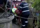 Femeie scoasă de pompieri dintr-o fântână