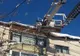 Pompieri chemați pentru a degaja zăpada de pe acoperișurile blocurilor FOTO