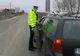 Oprit pentru că nu avea luminile aprinse și cercetat pentru conducere fără permis şi sub influenţa alcoolului
