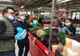 Viceprimarul Cosmin Andrei a împărțit măști și mănuși comercianților din piață