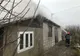 La un pas de tragedie după ce a încercat să întețească focul în sobă cu benzină! Lângă casă se afla un rastel cu 23 butelii