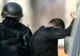 Bărbat încătușat după o descindere din greșeală. Care a fost reacția poliției