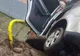 Un șofer beat s-a oprit cu mașina într-o conductă de gaz