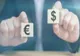 Euro, la minimul ultimilor 20 de ani în fața dolarului american