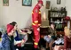 Moș Crăciun a trimis daruri unei familii rămase fără adăpost din cauza unui incendiu