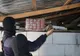 Ţigări de contrabandă ascunse în canapele, ghivece cu flori sau în podul casei, descoperite în urma unor percheziții în judeţul Botoşani