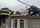 Bătrân salvat de pompieri după ce a suferit un accident vascular în timp ce repara acoperișul casei