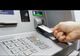 Metoda "Furculița", noua tehnică de furt din BANCOMAT care alertează autoritățile. Până unde poate merge ingeniozitatea hoților