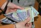 Dosar penal pentru o tânără care a găsit pe stradă 10.00 de lei. Ai cui erau banii